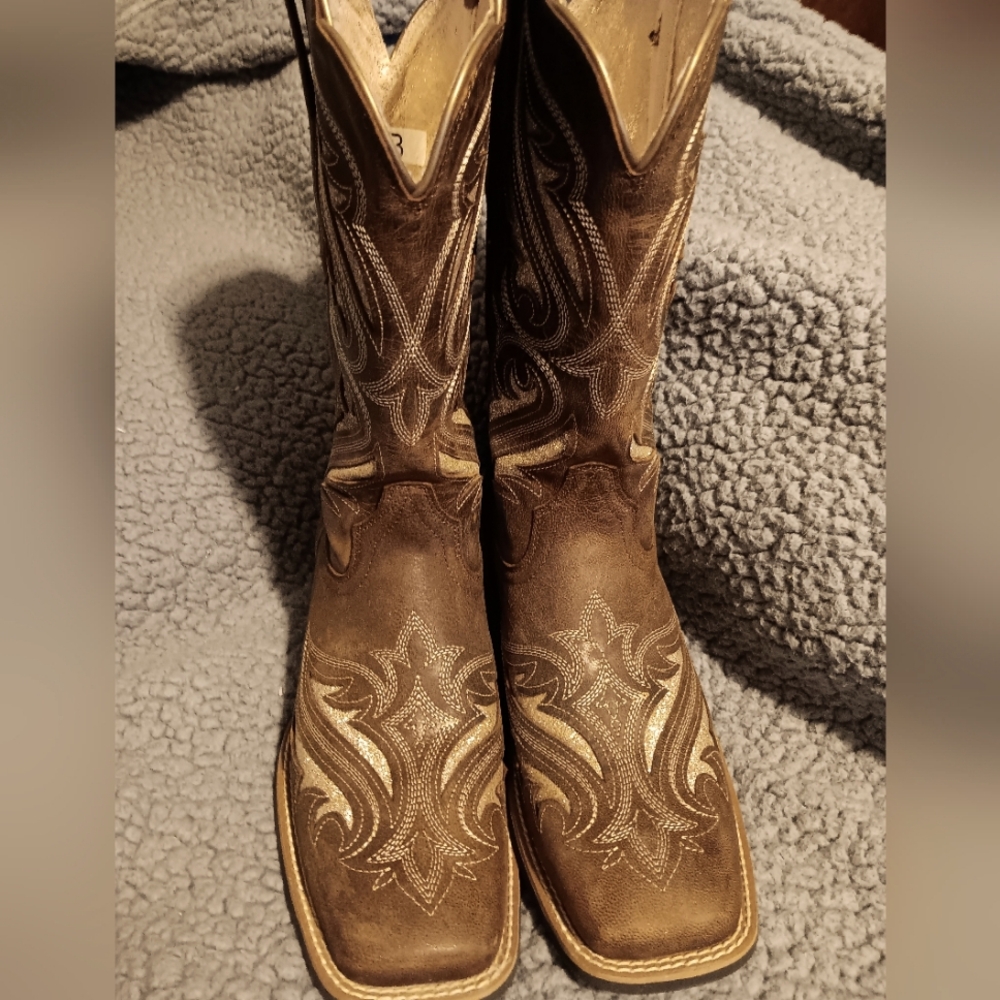 Womens Ariat 9B boots
